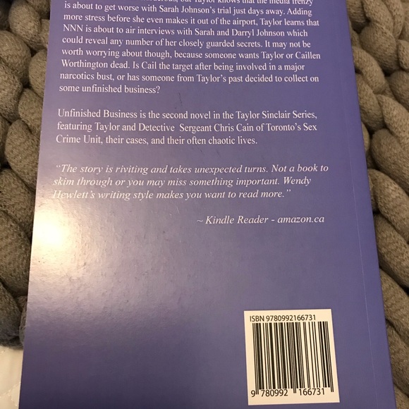 2 Canadian Wendy Hewlett “Taylor Sinclair” Novels - Picture 2 of 3